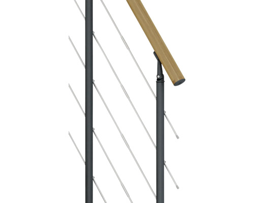 Detailní pohled na zábradlí schodiště s dřevěným madlem a nerezovými lany