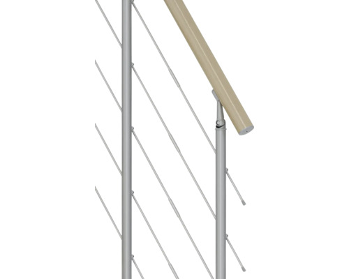 Detail zábradlí s nerezovými sloupky, dřevěným madlem a kabelovou výplní