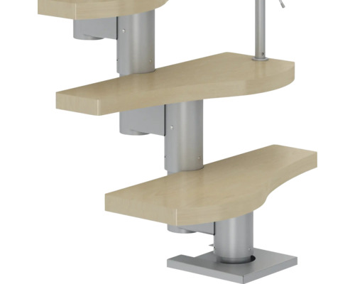 Detailní záběr točitého schodiště s dřevěnými schody a kovovým zábradlím