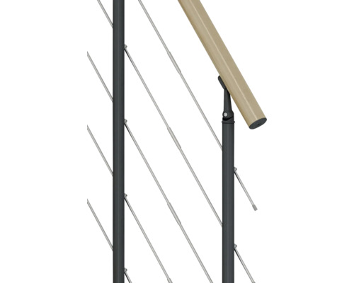 Detailní pohled na zábradlí s dřevěným madlem a ocelovými lany