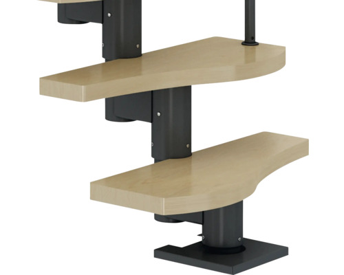 Detailní záběr točitého schodiště s dřevěnými stupni a kovovým zábradlím