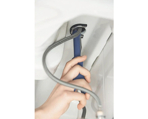 Instalace umyvadla pomocí montážního klíče a flexibilních připojovacích hadic.