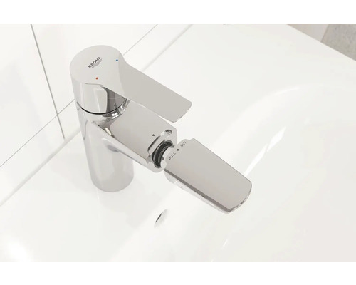 Logo Grohe na umyvadlové baterii s výsuvnou sprchou