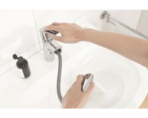 Jednopáková baterie s výsuvnou ruční sprchou na umyvadle