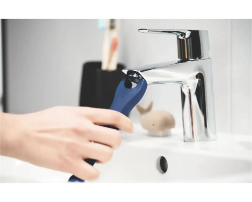 Údržba armatury pomocí klíče na umyvadle