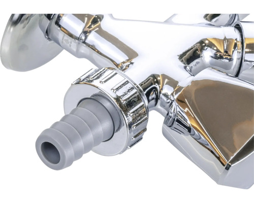 Detailní pohled na vodovodní kohoutek s hadicovou přípojkou.