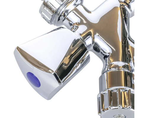 Detail chromované vodovodní baterie s modrým knoflíkem