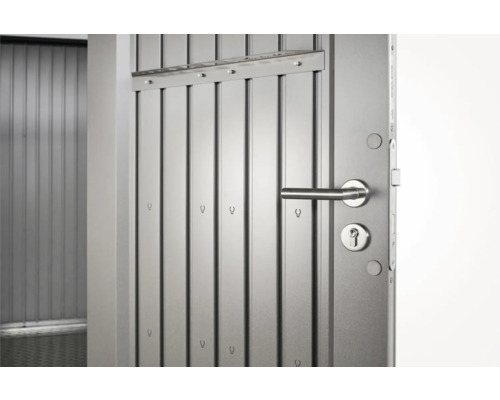Otevřené ocelové dveře s klikou a zámkem