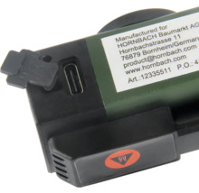 Detailní pohled na lampu s USB portem a výstražným symbolem