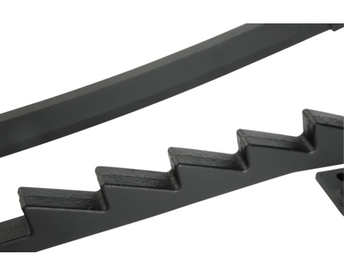 Detail ocelového závěsu na nářadí