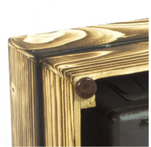 Detail dřevěné bedny s hnědým knoflíkem