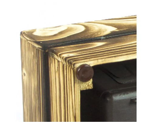 Detail dřevěné bedny s hnědým knoflíkem