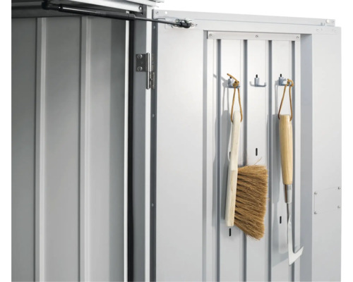 Detailní pohled na vnitřek kůlny na nářadí se zavěšeným nářadím