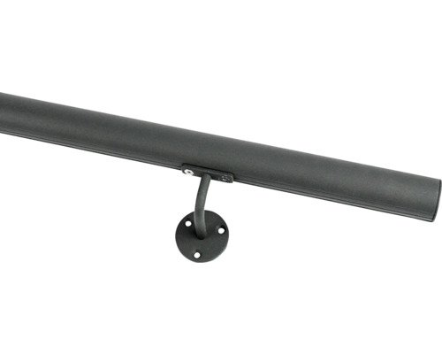 Kovové zábradlí pro schody s nástěnným držákem.