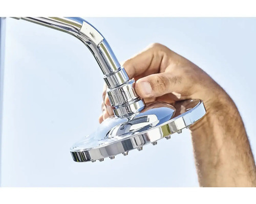 Ruka drží sprchovou hlavici