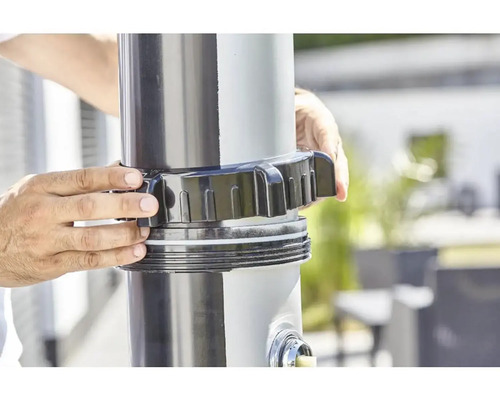 Instalace zahradní sprchy rukama