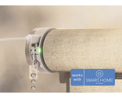 Detailní pohled na chytrou roletu s nabíjecím portem a pečetí Smart Home by Hornbach