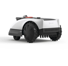 Robotická sekačka na trávu Ecovacs s hrubými pneumatikami