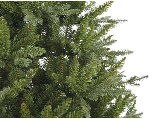 Detailní záběr umělého vánočního stromku se zelenými jehličkami