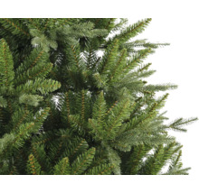 Detail umělého vánočního stromku se zeleným jehličím