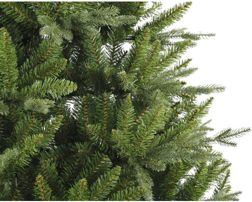 Detail umělého vánočního stromku se zeleným jehličím