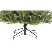 Detailní pohled na umělý vánoční stromek s kovovou základnou