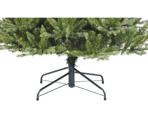 Detailní pohled na umělý vánoční stromek s kovovou základnou