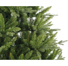 Detailní záběr umělého vánočního stromku se zelenými jehlicemi