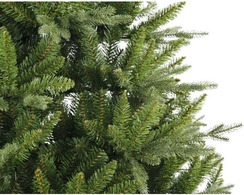 Detailní záběr umělého vánočního stromku se zelenými jehlicemi