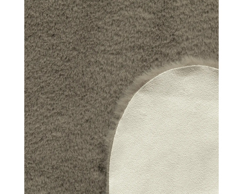 Detail šedého koberce s vlasem a zadní stranou