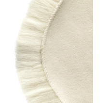 Detail kulatého koberce s ozdobnými třásněmi