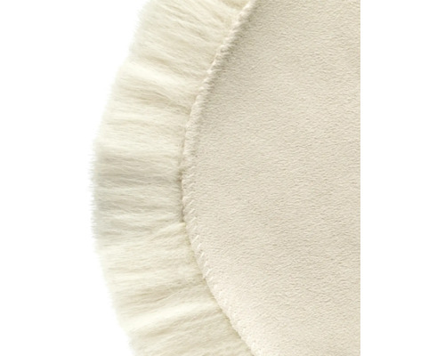 Detail kulatého koberce s ozdobnými třásněmi