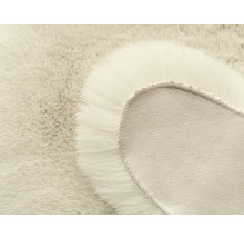 Detailní záběr koberce z umělé kožešiny s textilním podkladem