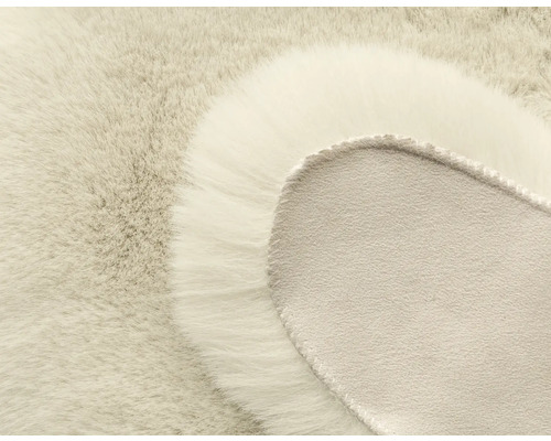 Detailní záběr koberce z umělé kožešiny s textilním podkladem
