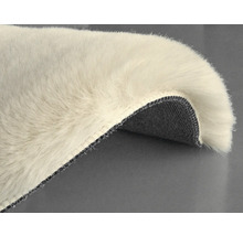 Detailní pohled na koberec s vysokým vlasem s tkanou podložkou