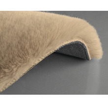 Detailní pohled na béžový koberec s vlasem