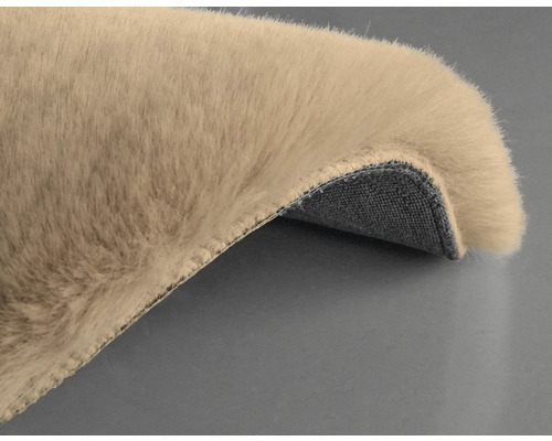 Detailní pohled na béžový koberec s vlasem