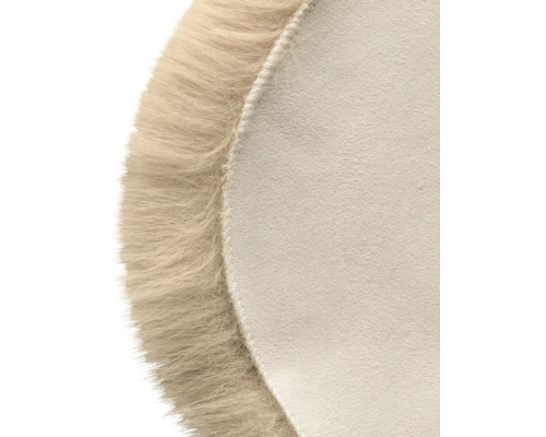 Detail kulatého koberce s dlouhým vlasem