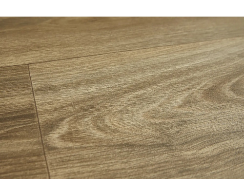 Detail laminátové podlahy s dřevěným vzhledem