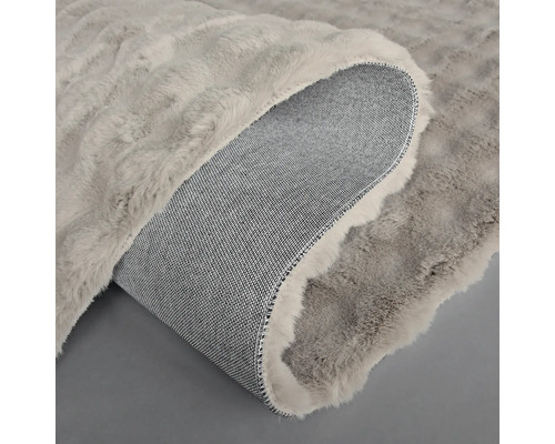 Šedý koberec s kožešinovým vzhledem