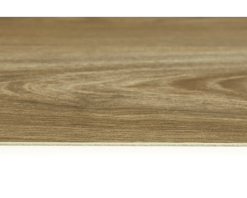 Detailní záběr podlahové dlaždice s dekorem dřeva