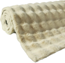 Srolovaná, měkká plyšová deka se vzorovanou strukturou