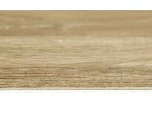 Detailní záběr vinylové podlahy s vzhledem dřeva.