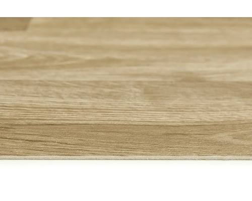 Detail laminátové podlahy s dřevěným vzhledem.