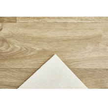 Dřevěná podlaha s bílým hadříkem