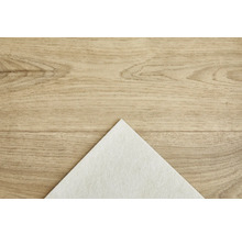 Bílá netkaná textilie na dřevěném pozadí