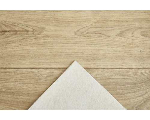 Bílá netkaná textilie na dřevěném pozadí