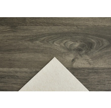 Detailní pohled na zvukovou izolaci na dřevěné podlaze