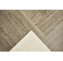 Detailní záběr vinylové podlahy s dřevěným vzhledem a kročejovou izolací