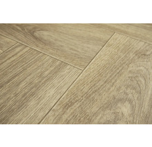 Detail světlých laminátových podlahových desek s dřevěnou strukturou.